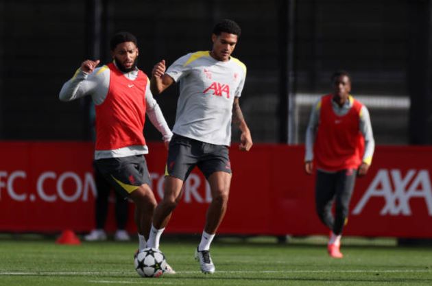 Joe Gomez và Jarell Quansah là những hậu vệ phải nỗ lực rất nhiều để chiếm niềm tin của Slot.